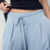 Fließende Hose mit Bügelfalte und Bindegürtel Fließende Hose mit Bügelfalte und Bindegürtel