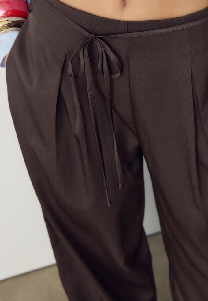 Fließende Hose mit Bügelfalte und Bindegürtel Fließende Hose mit Bügelfalte und Bindegürtel