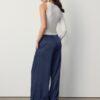 Fließende Hose mit Bügelfalte und Bindegürtel Fließende Hose mit Bügelfalte und Bindegürtel