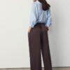 Fließende Hose mit Bügelfalte und Bindegürtel Fließende Hose mit Bügelfalte und Bindegürtel
