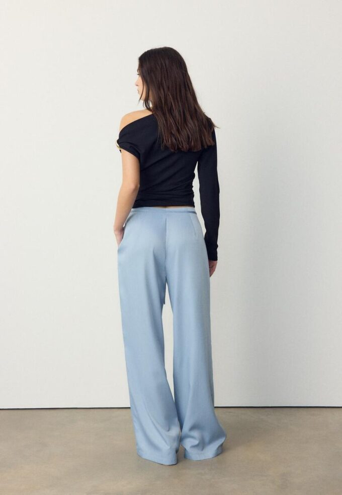 Fließende Hose mit Bügelfalte und Bindegürtel Fließende Hose mit Bügelfalte und Bindegürtel