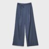 Fließende Hose mit Bügelfalte und Bindegürtel Fließende Hose mit Bügelfalte und Bindegürtel