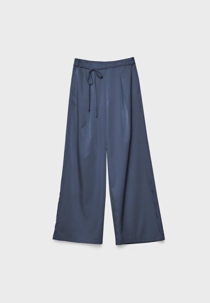 Fließende Hose mit Bügelfalte und Bindegürtel Fließende Hose mit Bügelfalte und Bindegürtel