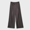 Fließende Hose mit Bügelfalte und Bindegürtel Fließende Hose mit Bügelfalte und Bindegürtel