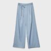 Fließende Hose mit Bügelfalte und Bindegürtel Fließende Hose mit Bügelfalte und Bindegürtel