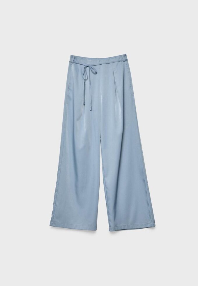 Fließende Hose mit Bügelfalte und Bindegürtel Fließende Hose mit Bügelfalte und Bindegürtel