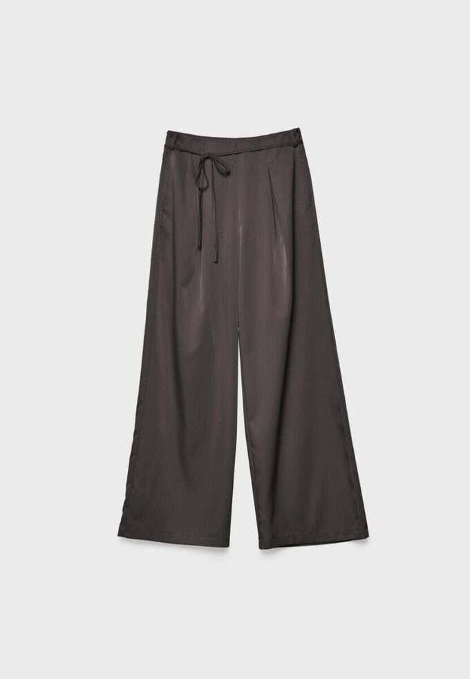 Fließende Hose mit Bügelfalte und Bindegürtel Fließende Hose mit Bügelfalte und Bindegürtel