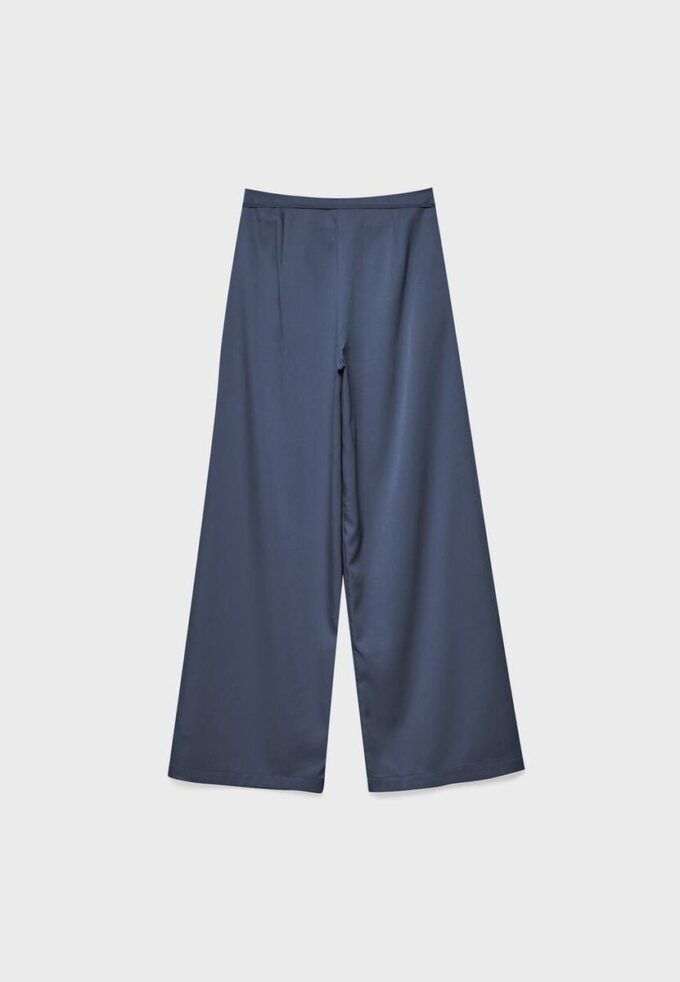 Fließende Hose mit Bügelfalte und Bindegürtel Fließende Hose mit Bügelfalte und Bindegürtel