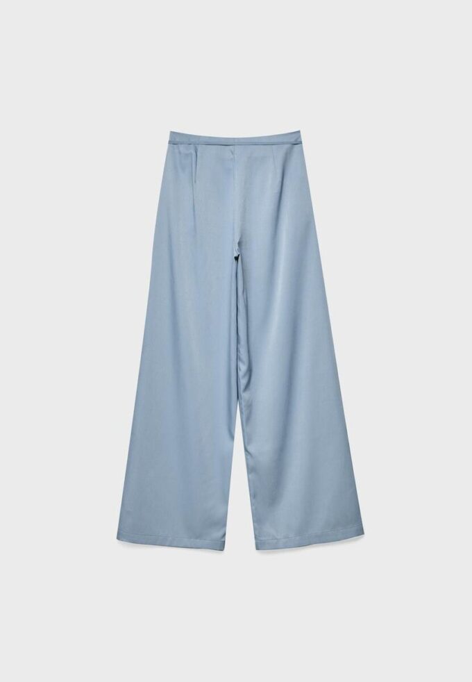 Fließende Hose mit Bügelfalte und Bindegürtel Fließende Hose mit Bügelfalte und Bindegürtel