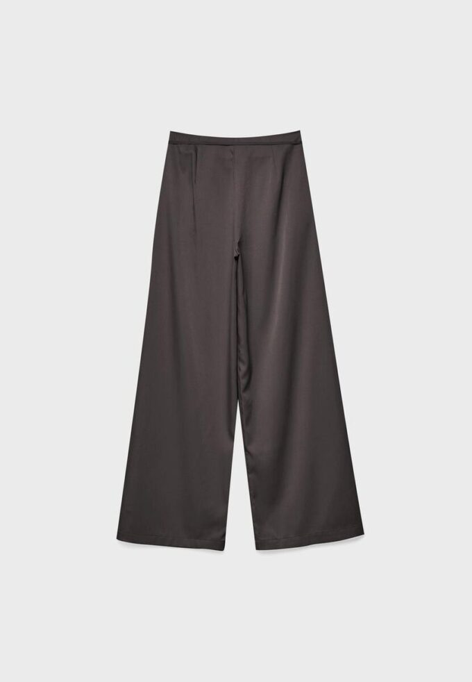 Fließende Hose mit Bügelfalte und Bindegürtel Fließende Hose mit Bügelfalte und Bindegürtel