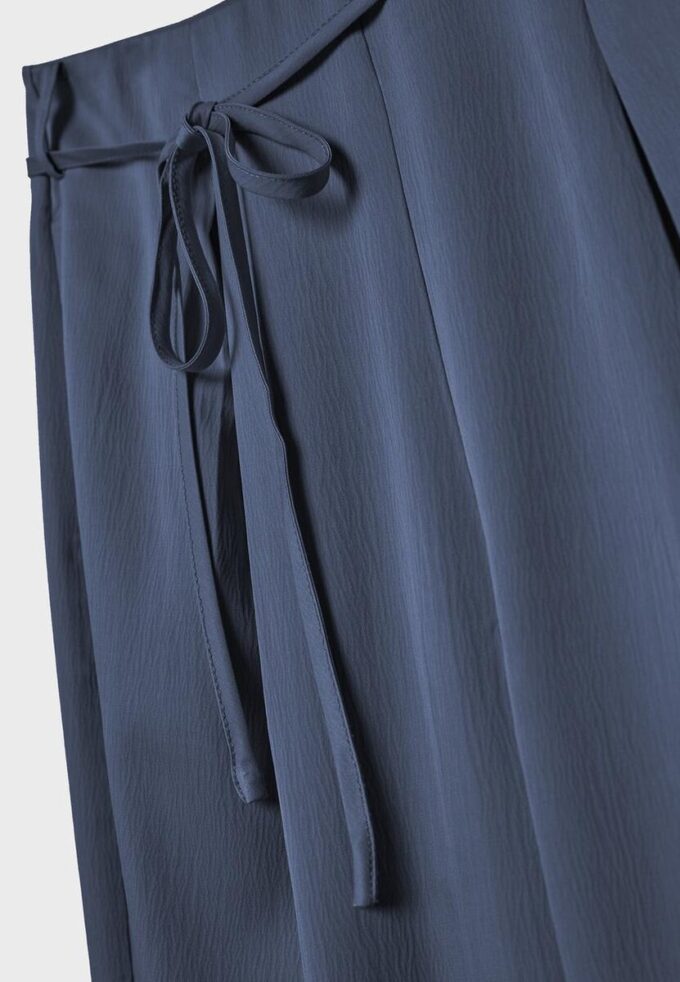 Fließende Hose mit Bügelfalte und Bindegürtel Fließende Hose mit Bügelfalte und Bindegürtel