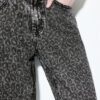 Gerade Jeans mit Wide Leg und Leopardenmuster Gerade Jeans mit Wide Leg und Leopardenmuster