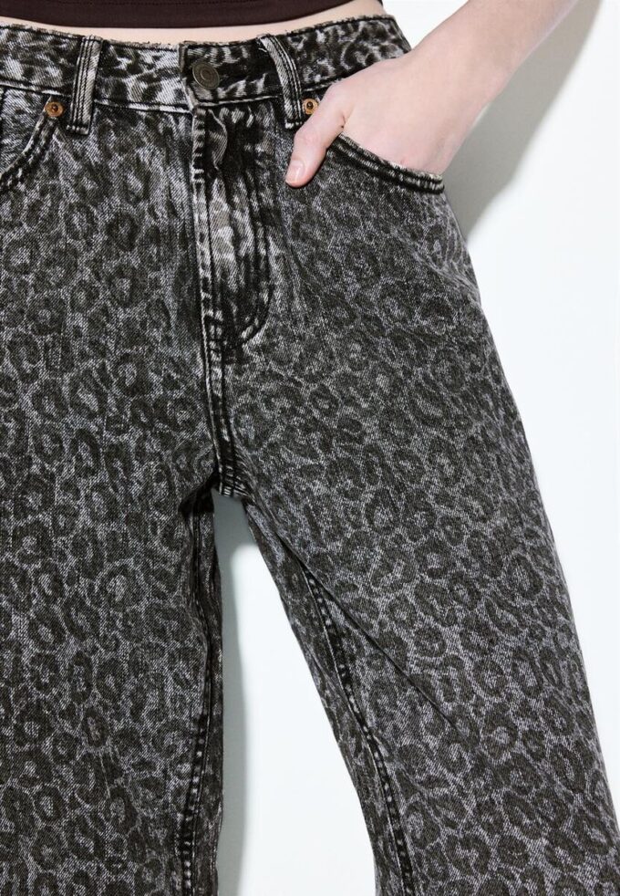 Gerade Jeans mit Wide Leg und Leopardenmuster Gerade Jeans mit Wide Leg und Leopardenmuster