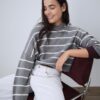 Gestreifter, kurz geschnittener Strickpullover