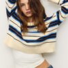 Gestreifter, kurz geschnittener Strickpullover