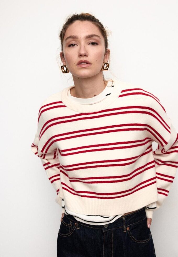 Gestreifter, kurz geschnittener Strickpullover