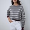 Gestreifter, kurz geschnittener Strickpullover