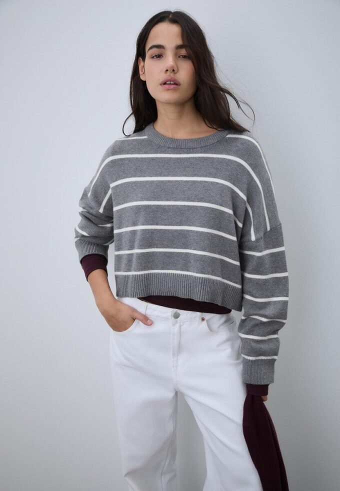 Gestreifter, kurz geschnittener Strickpullover