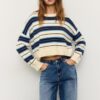Gestreifter, kurz geschnittener Strickpullover