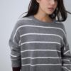 Gestreifter, kurz geschnittener Strickpullover