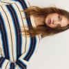Gestreifter, kurz geschnittener Strickpullover