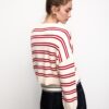 Gestreifter, kurz geschnittener Strickpullover