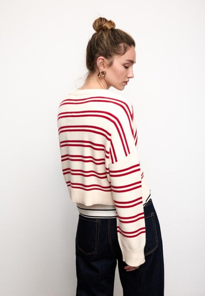 Gestreifter, kurz geschnittener Strickpullover