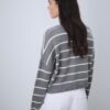 Gestreifter, kurz geschnittener Strickpullover Gestreifter, kurz geschnittener Strickpullover