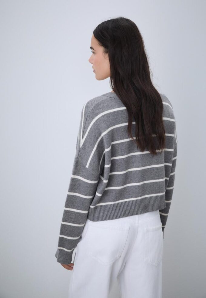 Gestreifter, kurz geschnittener Strickpullover