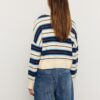 Gestreifter, kurz geschnittener Strickpullover