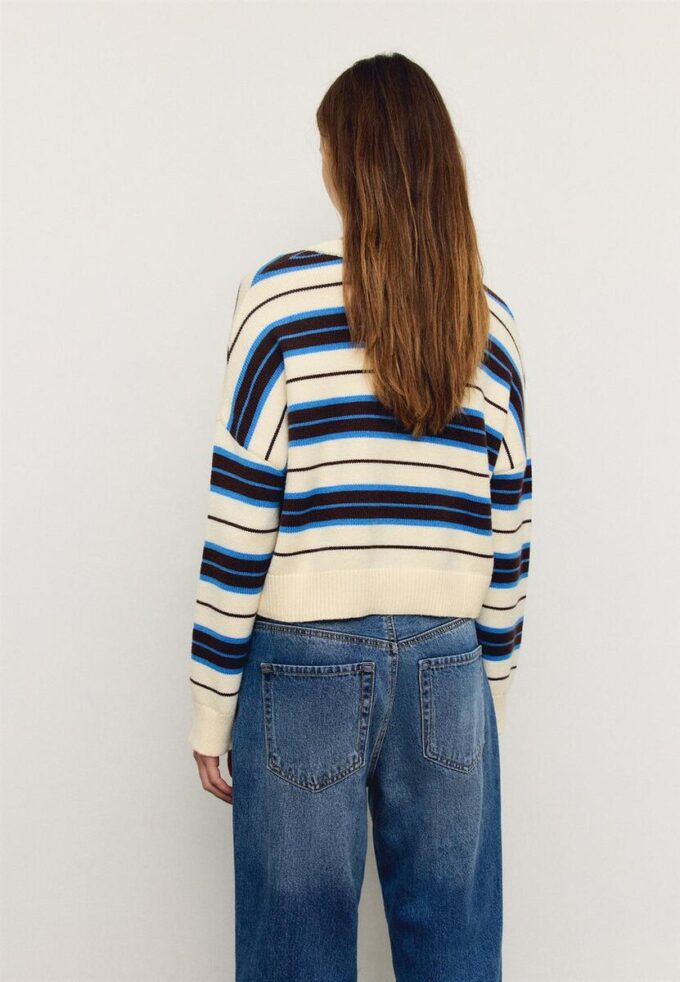 Gestreifter, kurz geschnittener Strickpullover