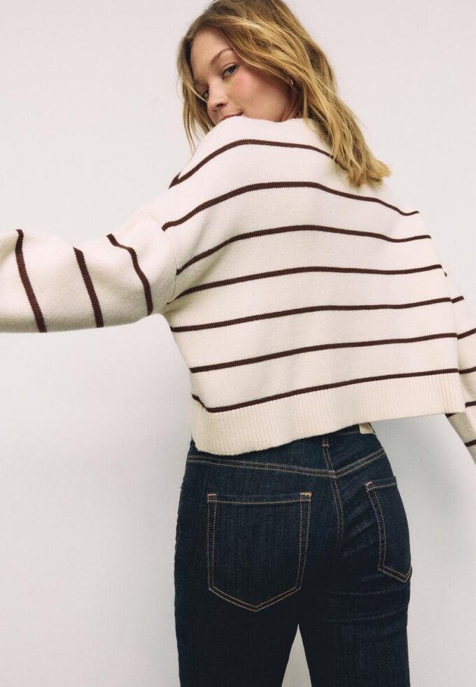 Gestreifter, kurz geschnittener Strickpullover