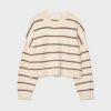 Gestreifter, kurz geschnittener Strickpullover
