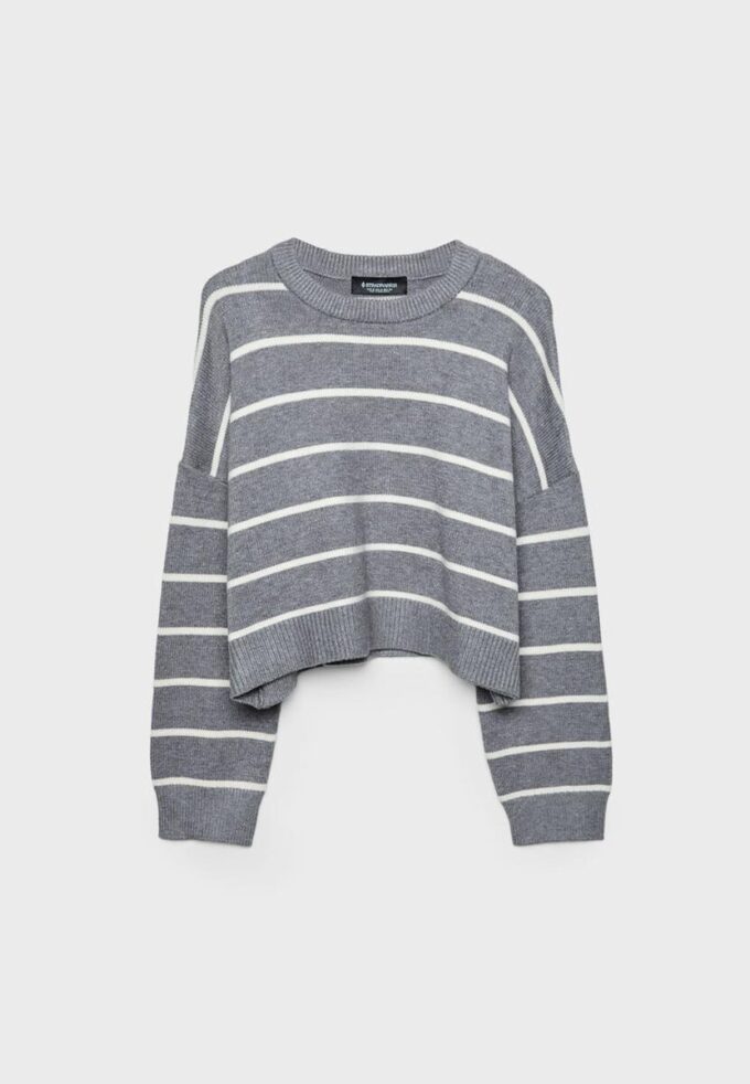Gestreifter, kurz geschnittener Strickpullover