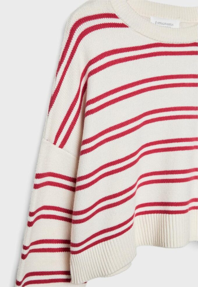 Gestreifter, kurz geschnittener Strickpullover