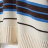 Gestreifter, kurz geschnittener Strickpullover