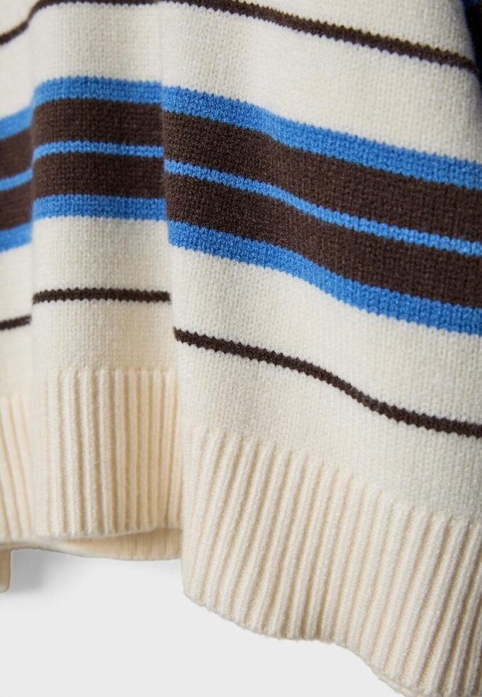 Gestreifter, kurz geschnittener Strickpullover