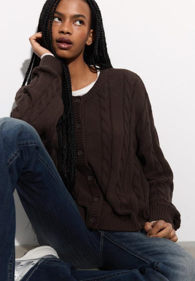 Gestrickte Strickjacke mit Knopfleiste Gestrickte Strickjacke mit Knopfleiste