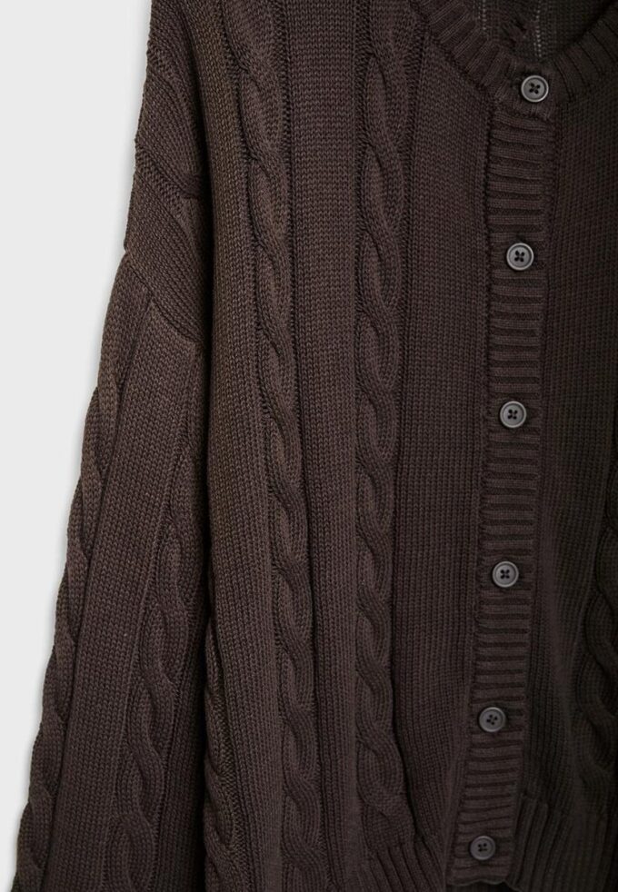 Gestrickte Strickjacke mit Knopfleiste Gestrickte Strickjacke mit Knopfleiste
