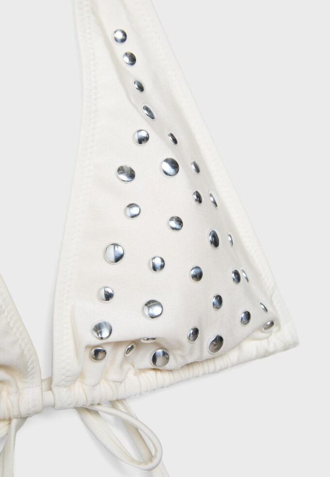 Großes Bikini-Oberteil mit Nieten Großes Bikini-Oberteil mit Nieten