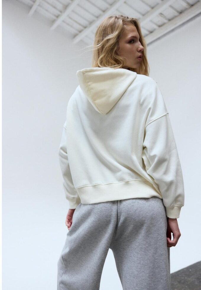 Hoodie mit Nieten und Stickerei Hoodie mit Nieten und Stickerei