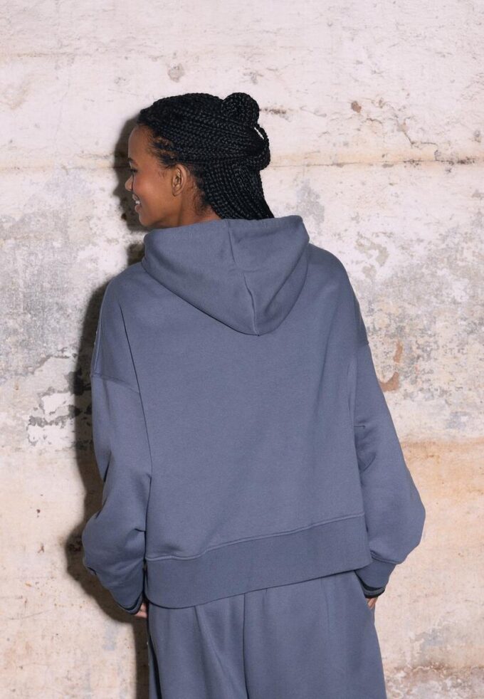 Hoodie mit Nieten und Stickerei Hoodie mit Nieten und Stickerei
