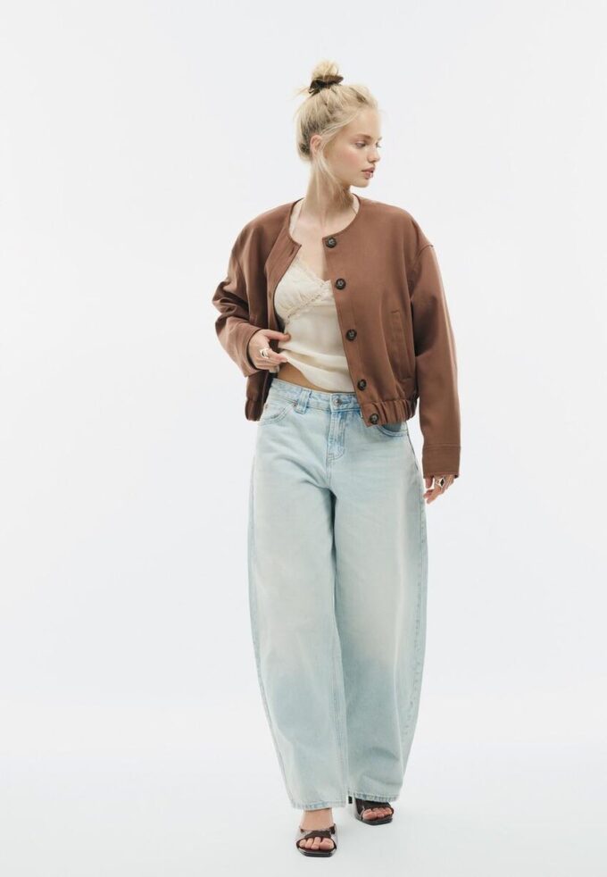 Jacke mit Puffärmeln und Rundhalsausschnitt Jacke mit Puffärmeln und Rundhalsausschnitt