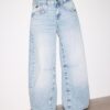 Jeans mit niedriger Leibhöhe und ausgestellten Beinen Jeans mit niedriger Leibhöhe und ausgestellten Beinen