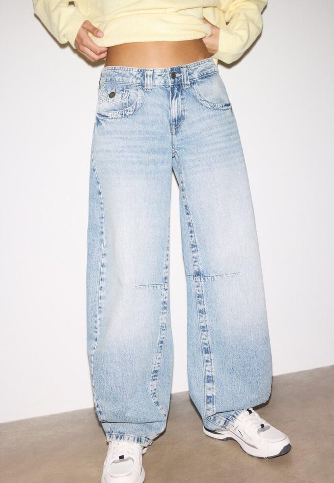 Jeans mit niedriger Leibhöhe und ausgestellten Beinen Jeans mit niedriger Leibhöhe und ausgestellten Beinen