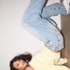 Jeans mit niedriger Leibhöhe und ausgestellten Beinen Jeans mit niedriger Leibhöhe und ausgestellten Beinen