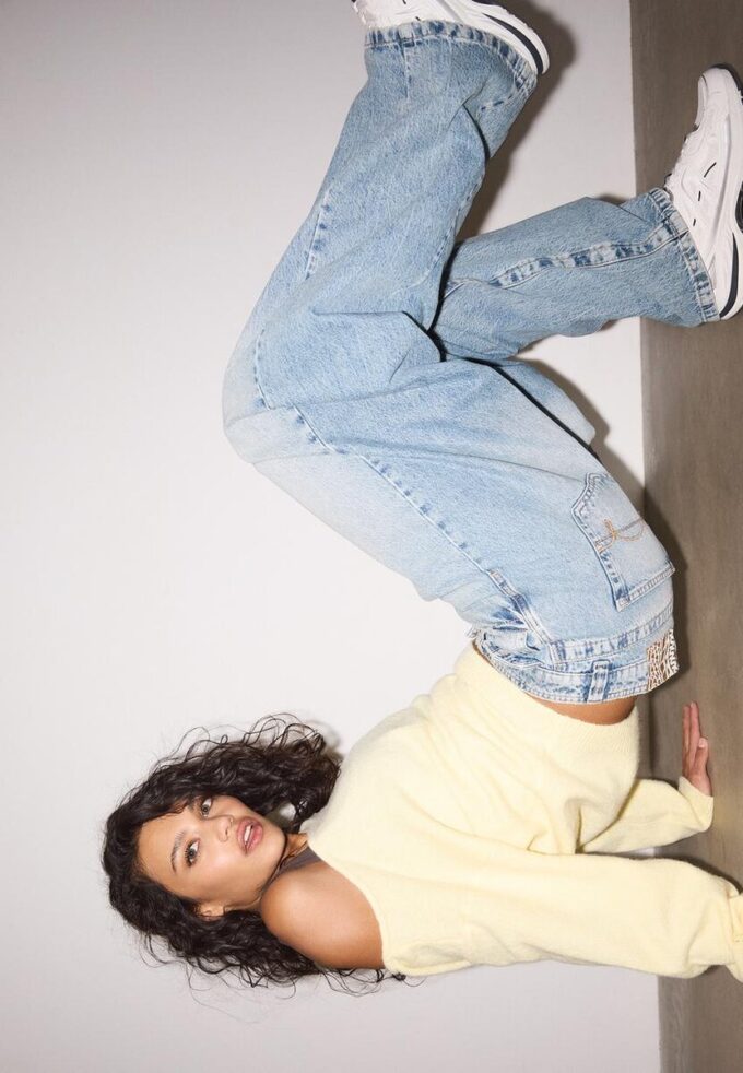 Jeans mit niedriger Leibhöhe und ausgestellten Beinen Jeans mit niedriger Leibhöhe und ausgestellten Beinen
