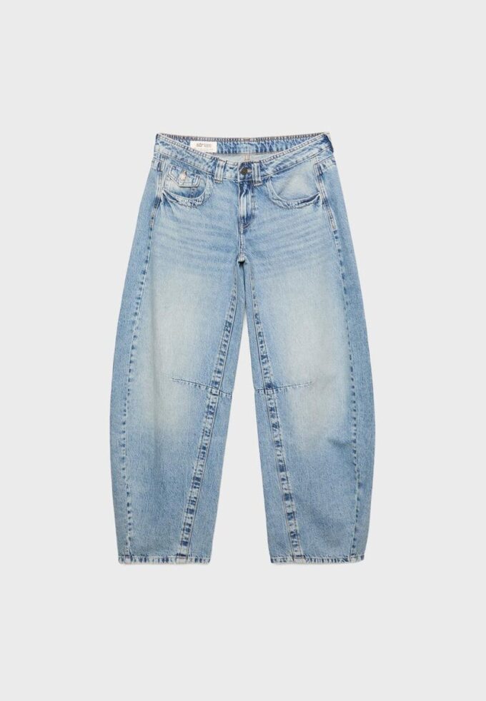 Jeans mit niedriger Leibhöhe und ausgestellten Beinen Jeans mit niedriger Leibhöhe und ausgestellten Beinen