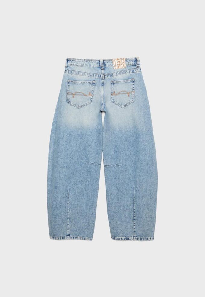 Jeans mit niedriger Leibhöhe und ausgestellten Beinen Jeans mit niedriger Leibhöhe und ausgestellten Beinen