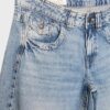 Jeans mit niedriger Leibhöhe und ausgestellten Beinen Jeans mit niedriger Leibhöhe und ausgestellten Beinen